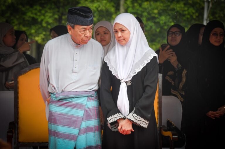 Anwar extends condolences to Selangor royal family on passing of Tengku Permaisuri’s mother