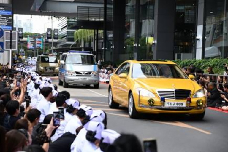 King, Queen and royal family lead procession escorting Queen Mother’s body from Chulalongkorn Hospital to Grand Palace