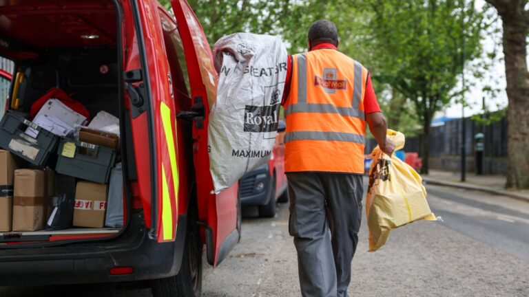 Royal Mail fined £21m by regulator for poor performance