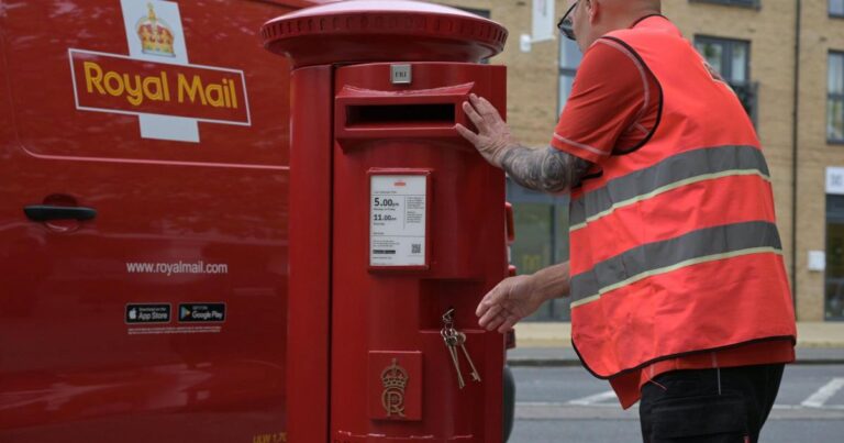 Royal Mail fined £21m by watchdog for missing mail delivery targets