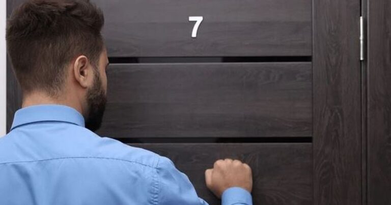 Aggressive door-to-door salesmen pretending to be ex cons