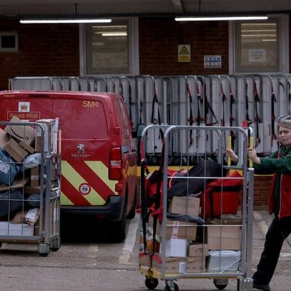 UK retailers urge government to end parcel tariff loophole sooner