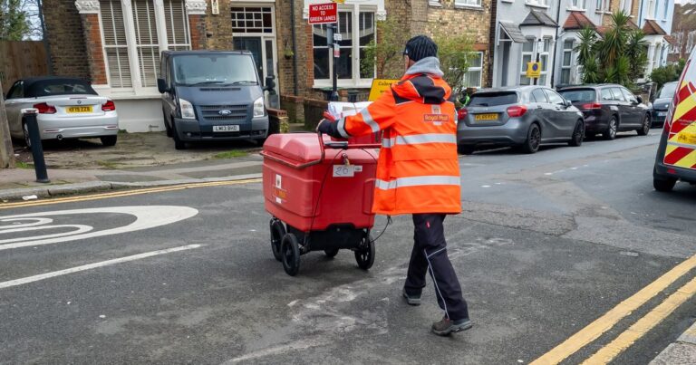 Postman says ‘this doesn’t make sense’ after discovering bizarre road markings