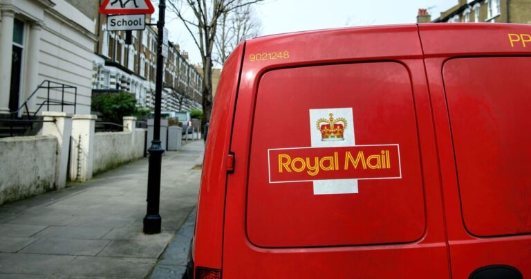 Royal Mail issues ‘delay’ warning to 121 postcodes due to ‘sickness’ | UK | News