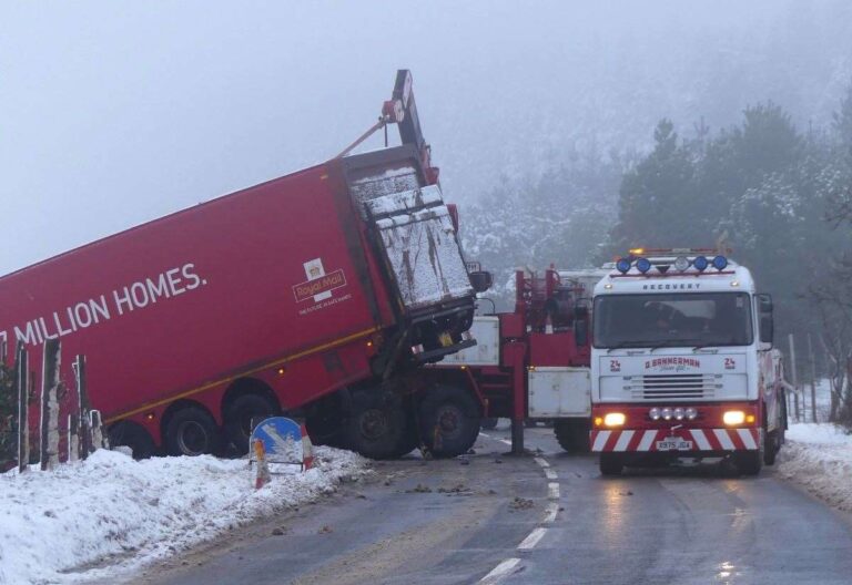 Royal Mail lorry recovered after crash near Berriedale in heavy snow that forced closure of A9