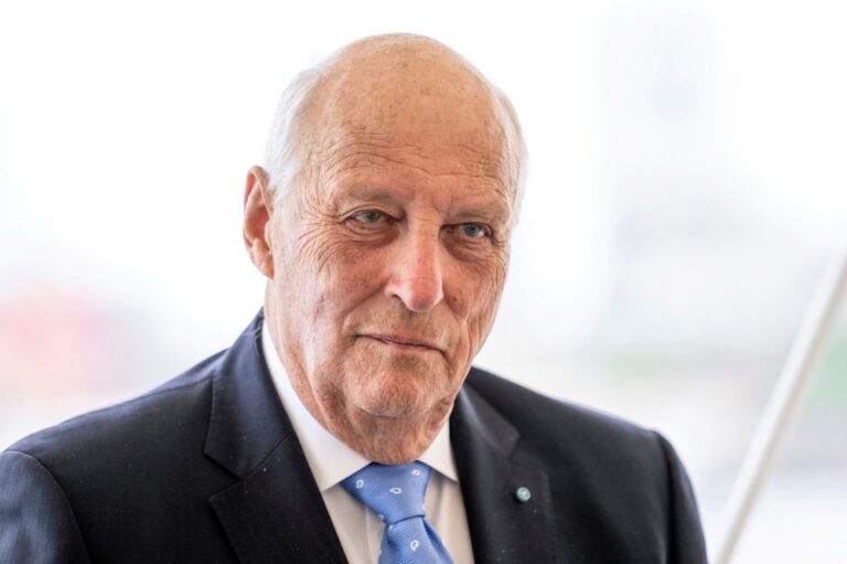 King Harald in Tenerife hospital with infection while on holiday, in parallel to Malaysia’s royal medical stays