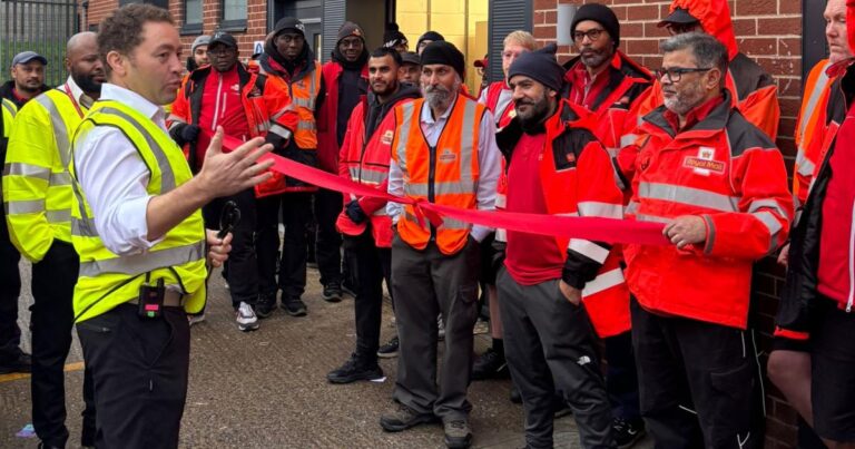 Leyton: MP opens new Royal Mail office serving Clapton area